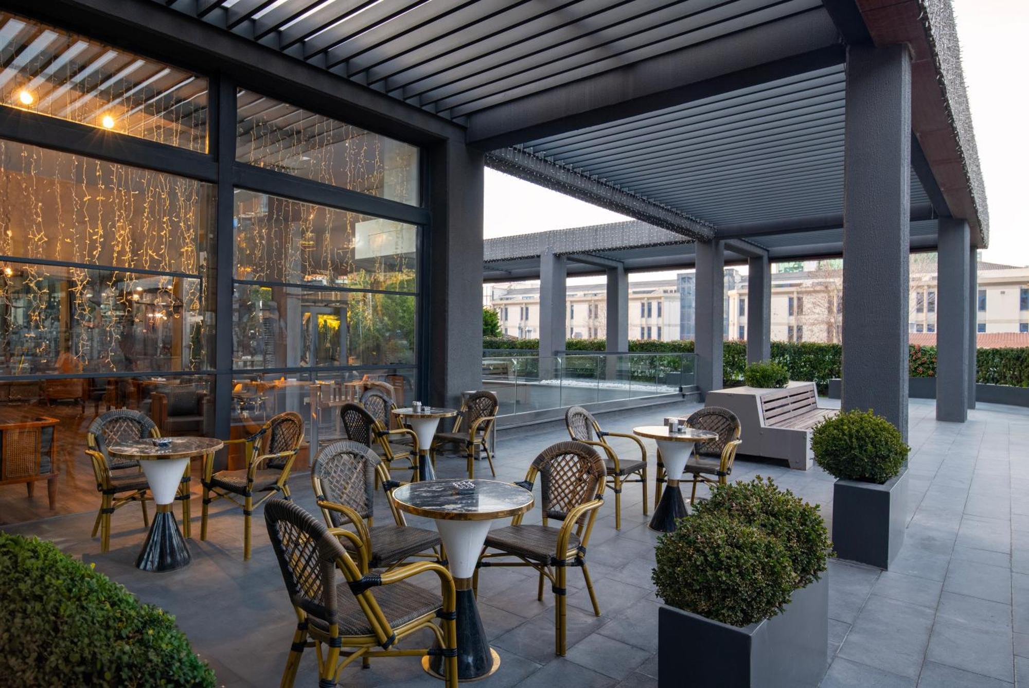 Movenpick Living Istanbul Hotell Exteriör bild