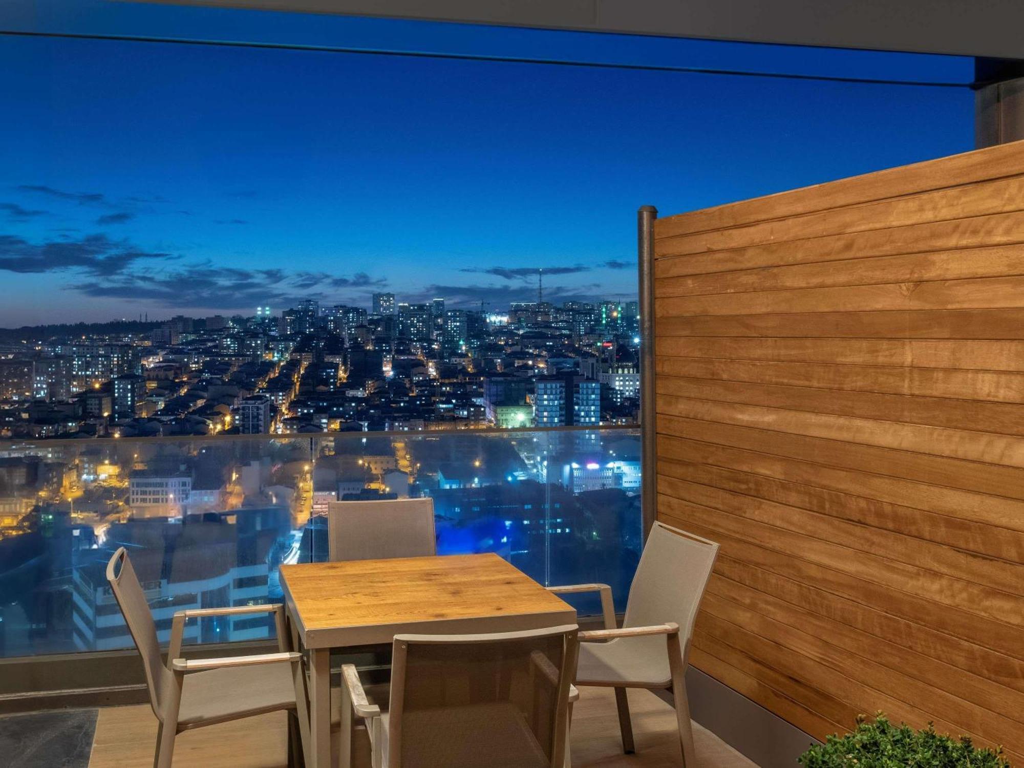 Movenpick Living Istanbul Hotell Exteriör bild