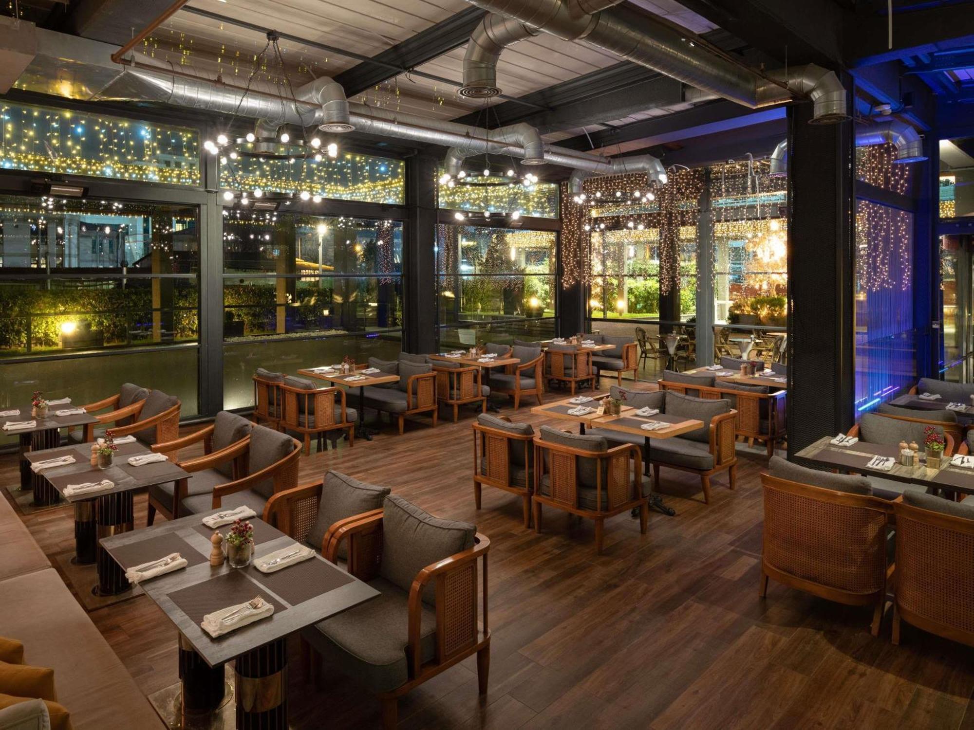 Movenpick Living Istanbul Hotell Exteriör bild