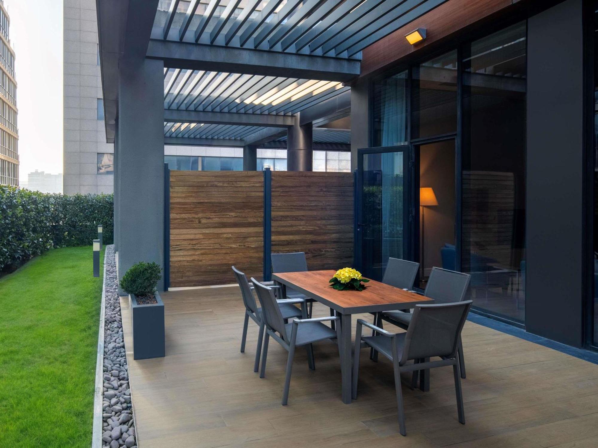 Movenpick Living Istanbul Hotell Exteriör bild